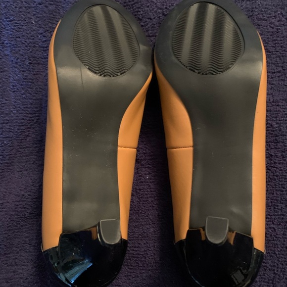 Black and Brown Perp Toe Pump - Picture 3 of 4